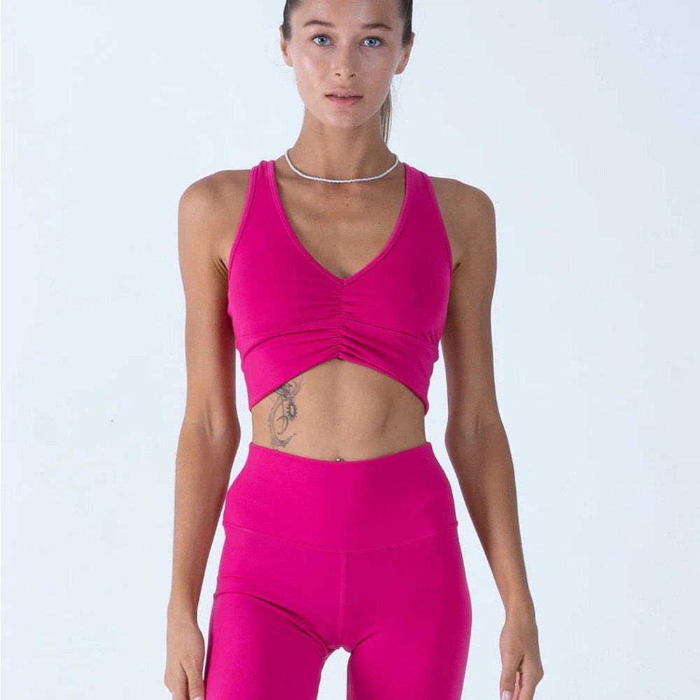 Alo yoga wild thing bra magenta crush
